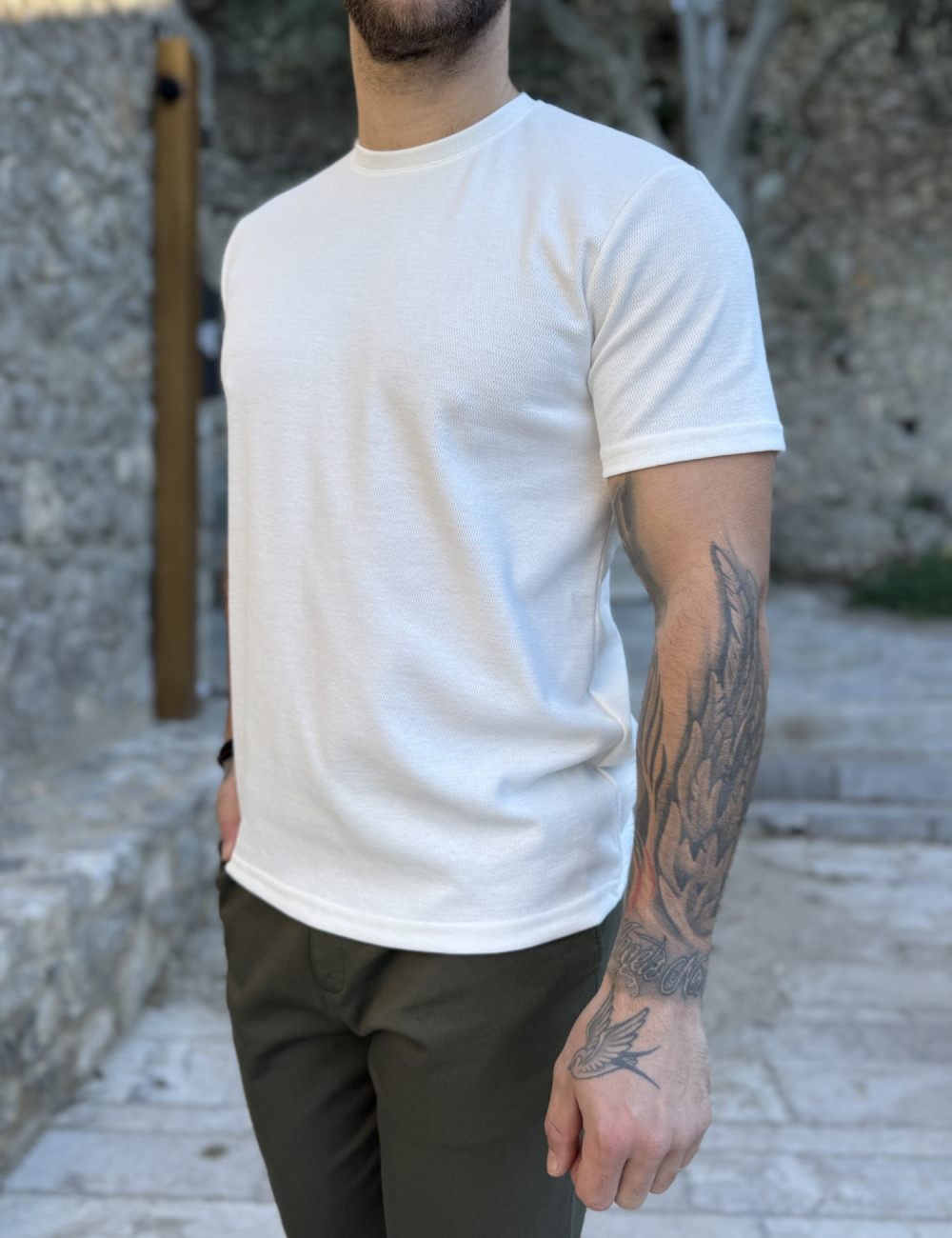 Ανδρικό μονόχρωμο κοντομάνικο μπλουζάκι με ανάγλυφο σχέδιο.