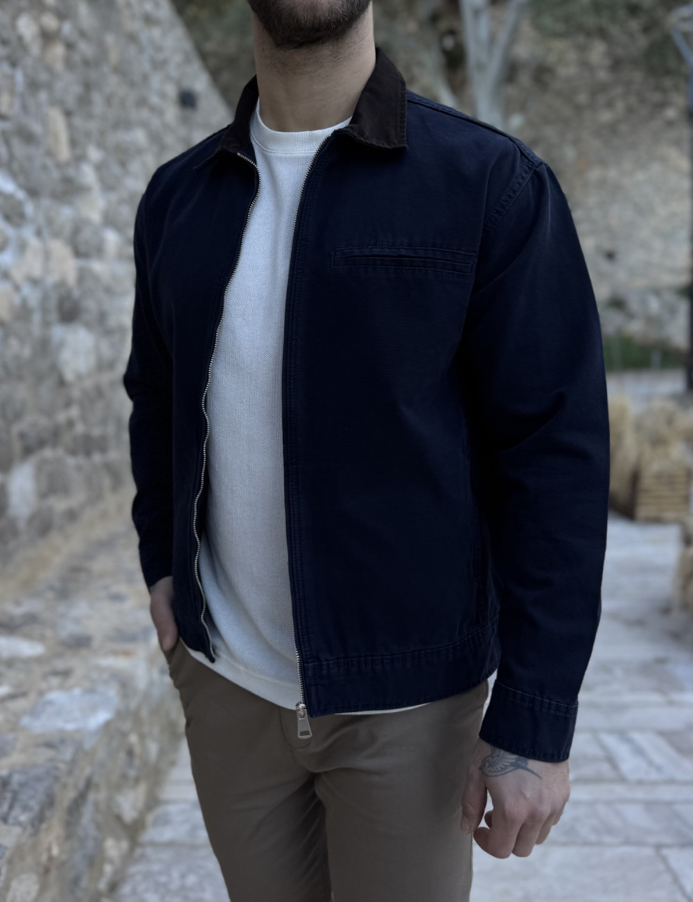Ανδρικό jacket με γιακά σε συνδυασμό και σε αντίθεση, κλείνει με φερμουάρ.