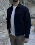 Ανδρικό jacket με γιακά σε συνδυασμό και σε αντίθεση, κλείνει με φερμουάρ.