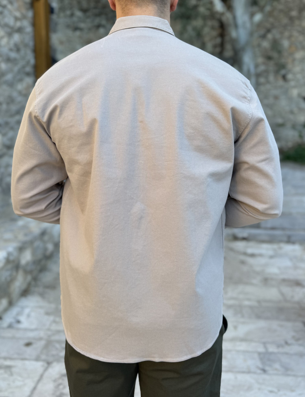 Ανδρικό πουκάμισο με γιακά μονόχρωμο με ύφασμα καπαρντίνας.