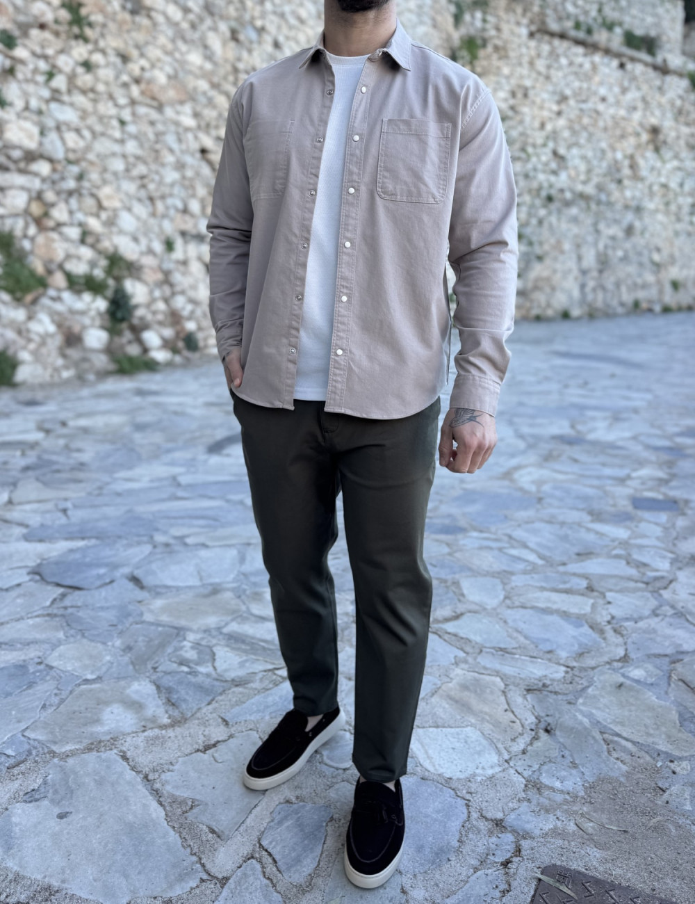 Ανδρικό πουκάμισο με γιακά μονόχρωμο με ύφασμα καπαρντίνας.