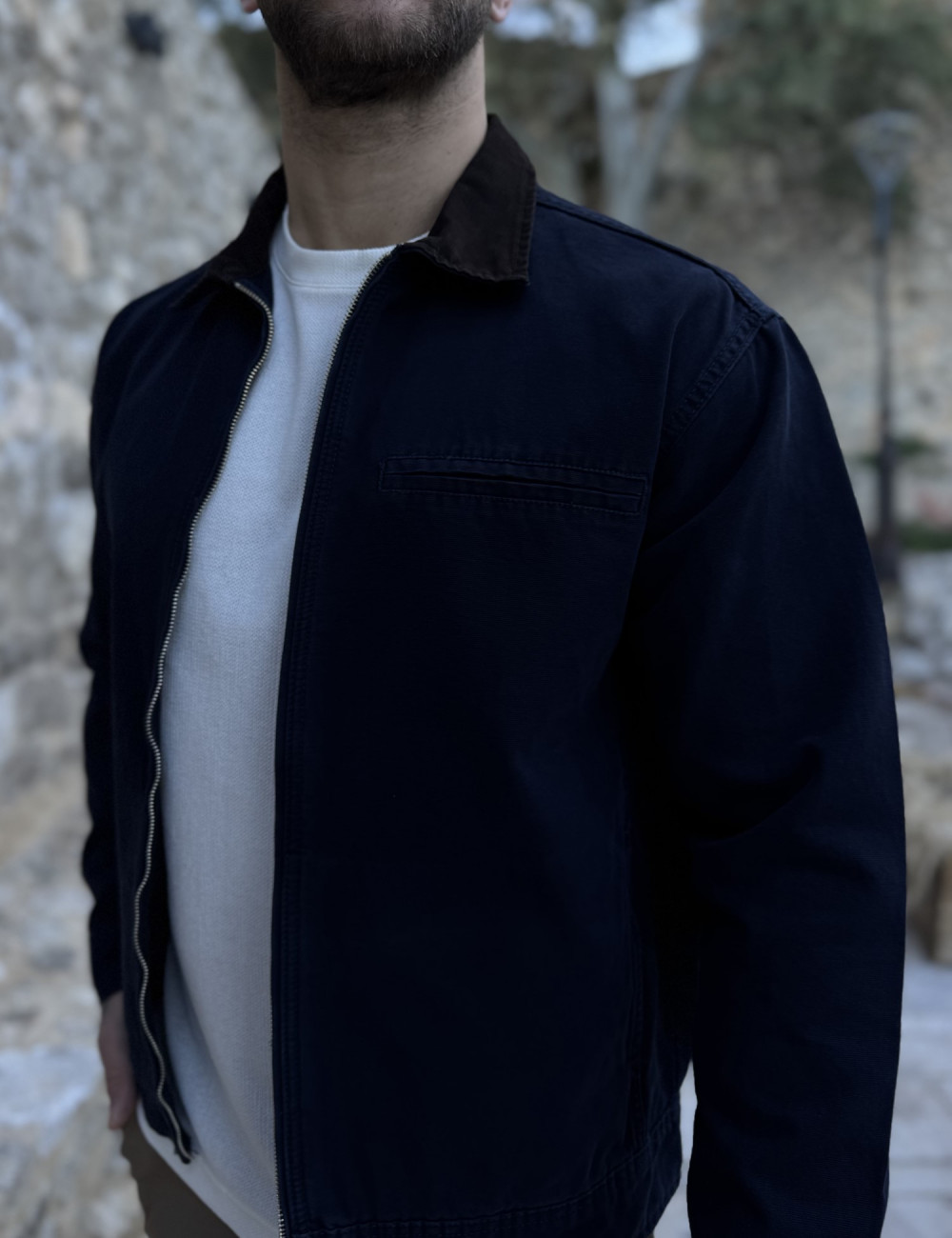 Ανδρικό jacket με γιακά σε συνδυασμό και σε αντίθεση, κλείνει με φερμουάρ.