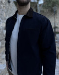 Ανδρικό jacket με γιακά σε συνδυασμό και σε αντίθεση, κλείνει με φερμουάρ.