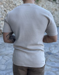 Ανδρικό μονόχρωμο κοντομάνικο μπλουζάκι με ριπ ύφασμα.