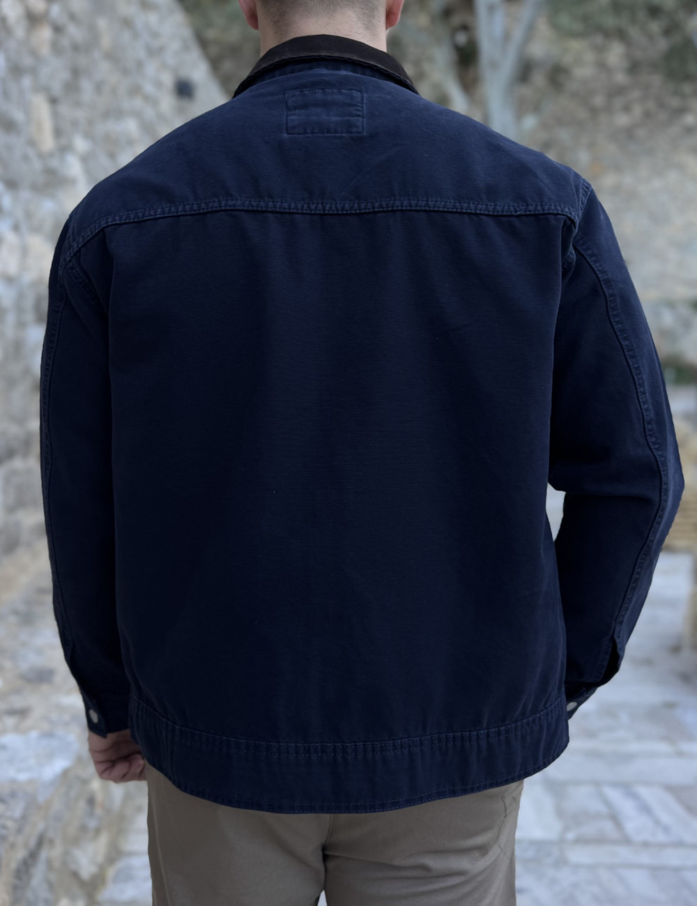Ανδρικό jacket με γιακά σε συνδυασμό και σε αντίθεση, κλείνει με φερμουάρ.