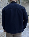 Ανδρικό jacket με γιακά σε συνδυασμό και σε αντίθεση, κλείνει με φερμουάρ.
