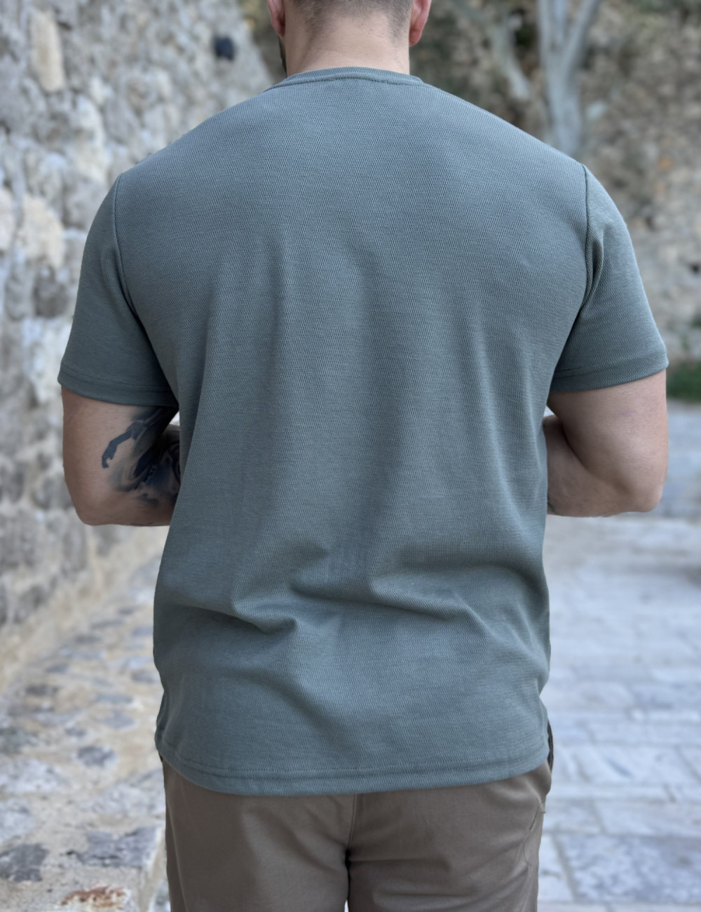 Ανδρικό μονόχρωμο κοντομάνικο μπλουζάκι με ανάγλυφο σχέδιο.