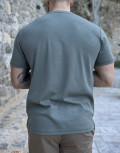 Ανδρικό μονόχρωμο κοντομάνικο μπλουζάκι με ανάγλυφο σχέδιο.
