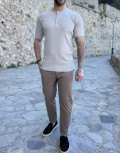 Ανδρικό μονόχρωμο κοντομάνικο μπλουζάκι με ριπ ύφασμα.