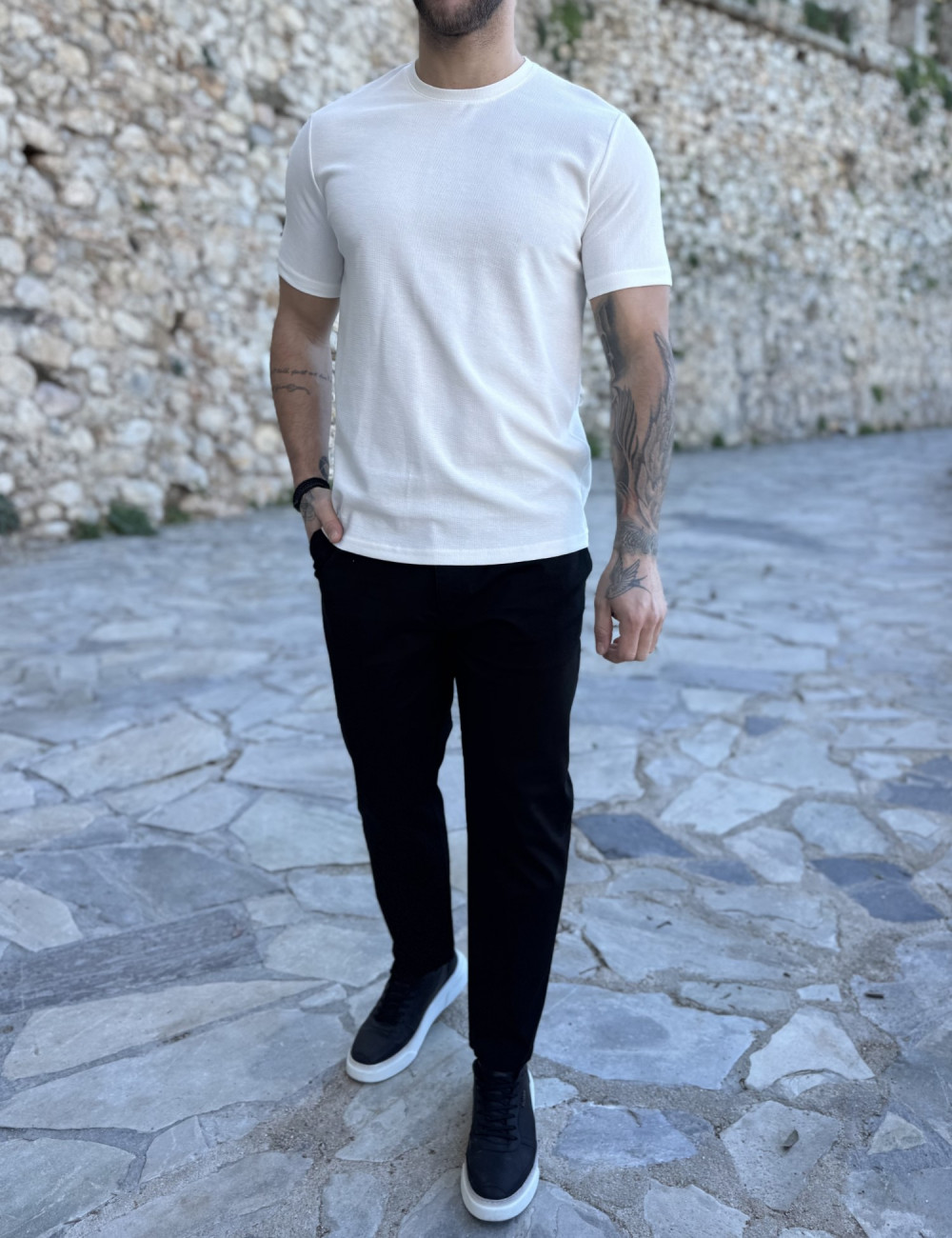 Ανδρικό μονόχρωμο κοντομάνικο μπλουζάκι με ανάγλυφο σχέδιο.