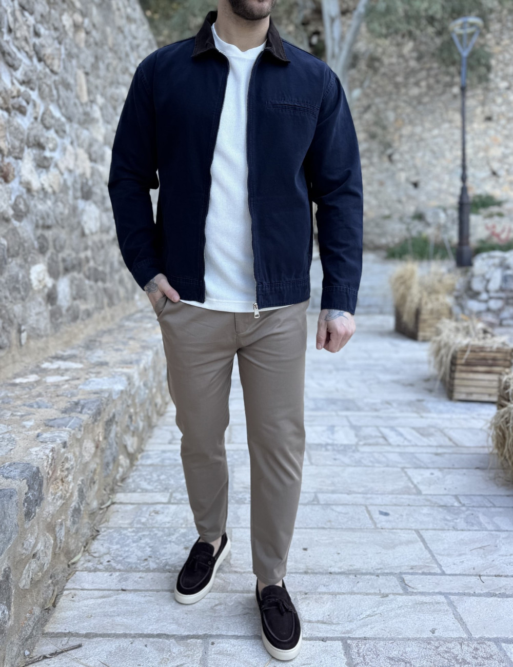 Ανδρικό jacket με γιακά σε συνδυασμό και σε αντίθεση, κλείνει με φερμουάρ.