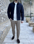 Ανδρικό jacket με γιακά σε συνδυασμό και σε αντίθεση, κλείνει με φερμουάρ.