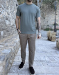 Ανδρικό μονόχρωμο κοντομάνικο μπλουζάκι με ανάγλυφο σχέδιο.