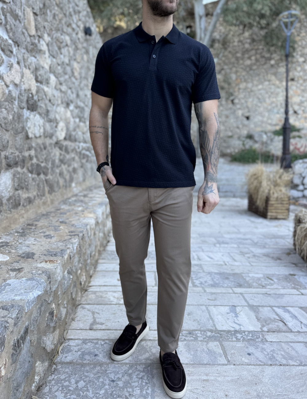 Ανδρική κοντομάνικη μπλούζα με γιακά και κουμπιά.