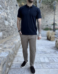 Ανδρική κοντομάνικη μπλούζα με γιακά και κουμπιά.