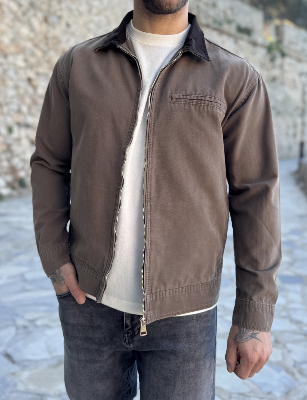 Ανδρικό jacket με γιακά σε συνδυασμό και σε αντίθεση, κλείνει με φερμουάρ.
