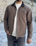 Ανδρικό jacket με γιακά σε συνδυασμό και σε αντίθεση, κλείνει με φερμουάρ.