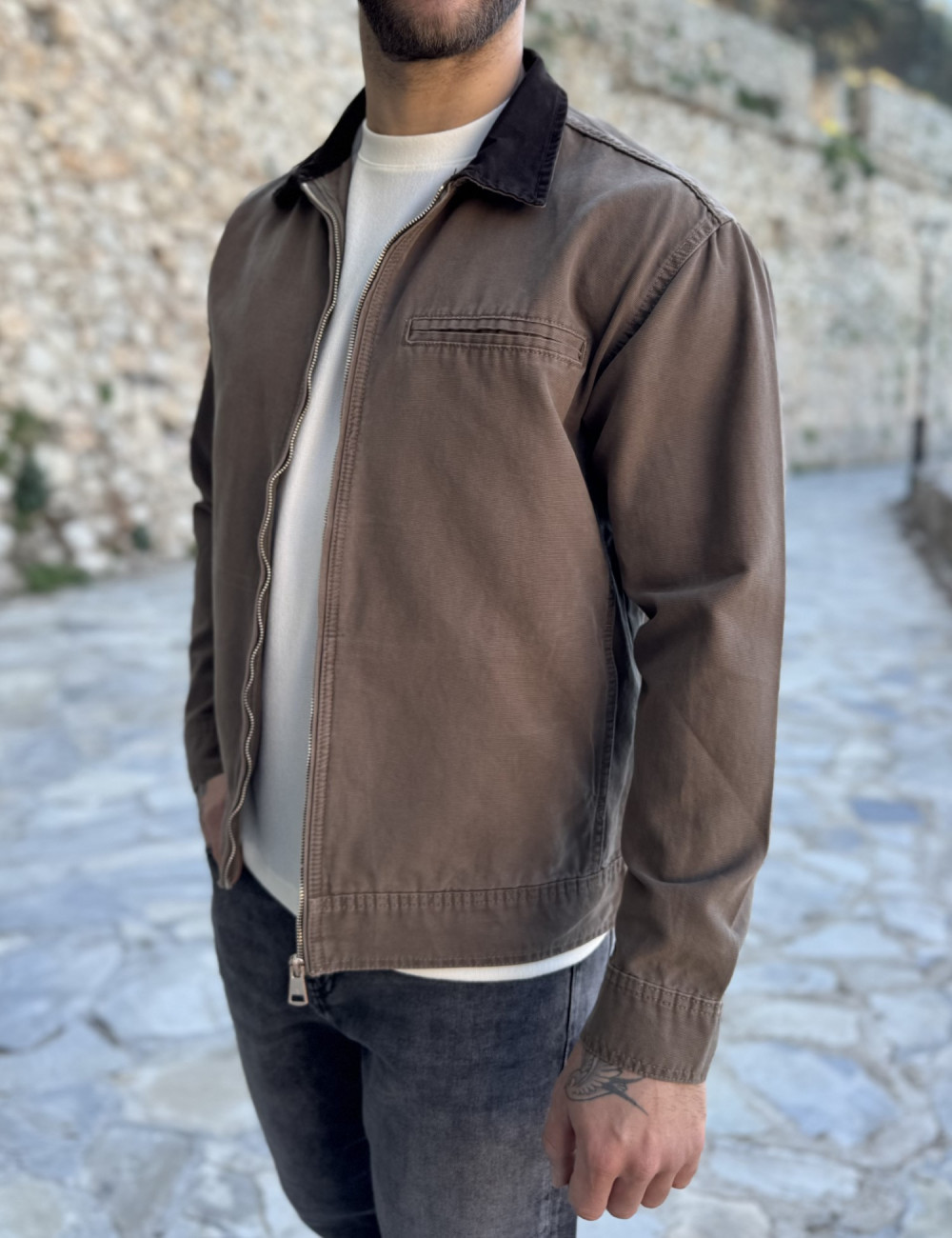 Ανδρικό jacket με γιακά σε συνδυασμό και σε αντίθεση, κλείνει με φερμουάρ.