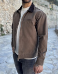 Ανδρικό jacket με γιακά σε συνδυασμό και σε αντίθεση, κλείνει με φερμουάρ.