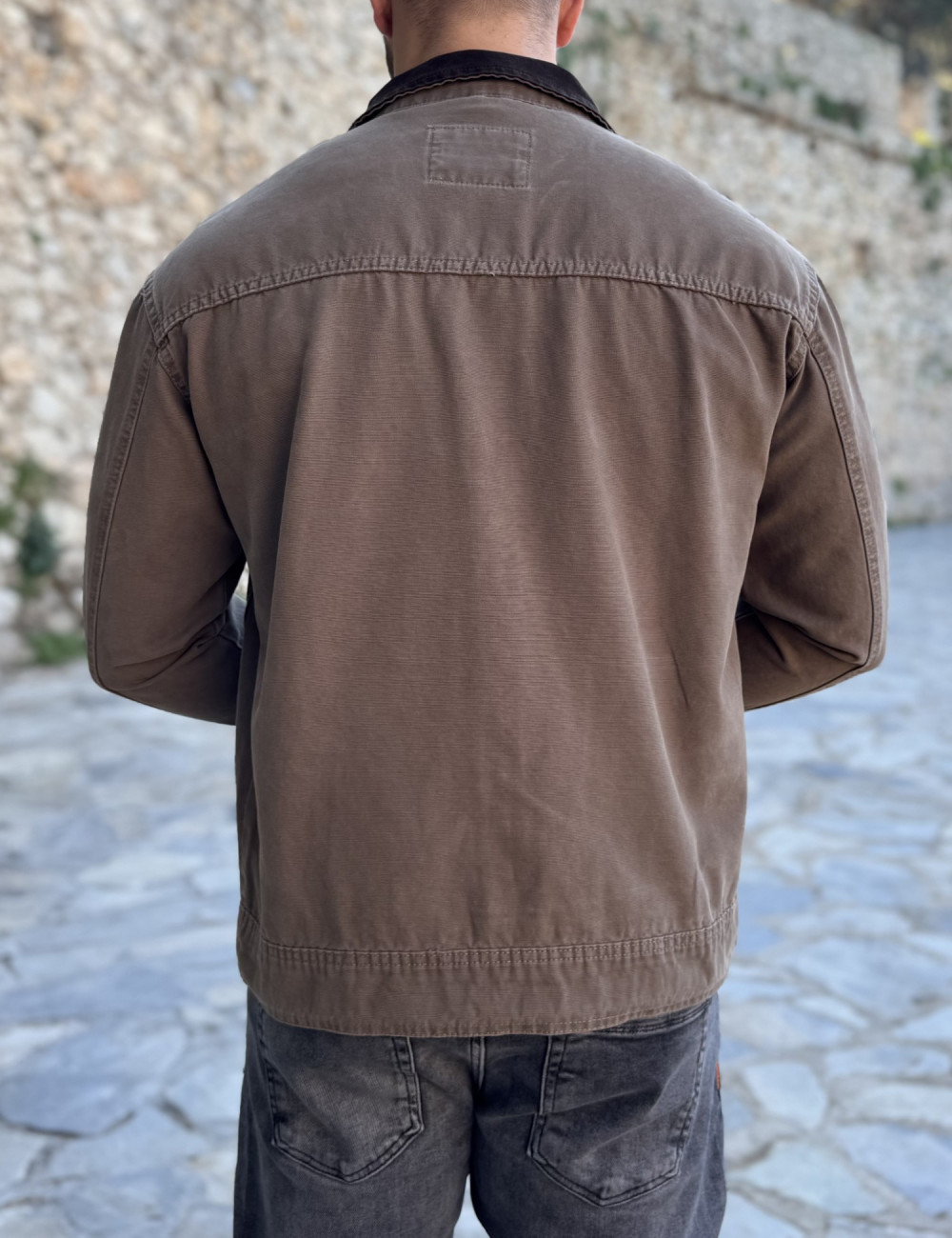 Ανδρικό jacket με γιακά σε συνδυασμό και σε αντίθεση, κλείνει με φερμουάρ.