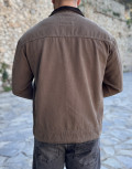 Ανδρικό jacket με γιακά σε συνδυασμό και σε αντίθεση, κλείνει με φερμουάρ.