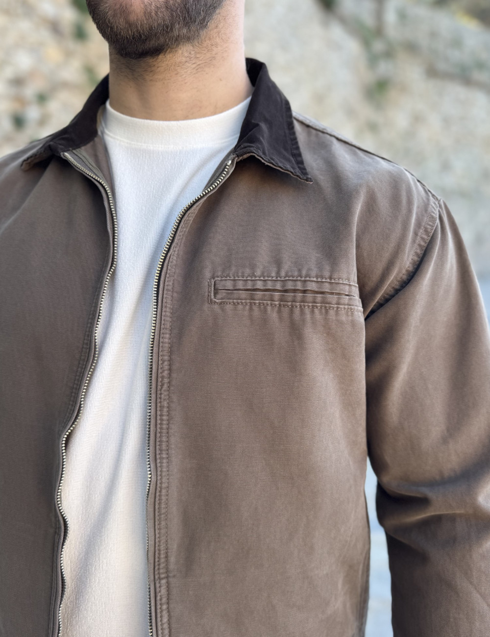 Ανδρικό jacket με γιακά σε συνδυασμό και σε αντίθεση, κλείνει με φερμουάρ.