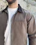 Ανδρικό jacket με γιακά σε συνδυασμό και σε αντίθεση, κλείνει με φερμουάρ.