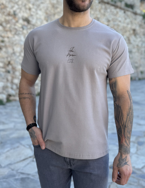 Ανδρική γκρι κοντομάνικη μπλούζα με ανάγλυφο ύφασμα και τύπωμα στο στήθος 252822G
