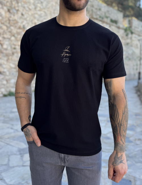 Ανδρική μαύρη κοντομάνικη μπλούζα με ανάγλυφο ύφασμα και τύπωμα στο στήθος 252822M