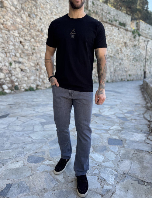 Ανδρική μαύρη κοντομάνικη μπλούζα με ανάγλυφο ύφασμα και τύπωμα στο στήθος 252822M