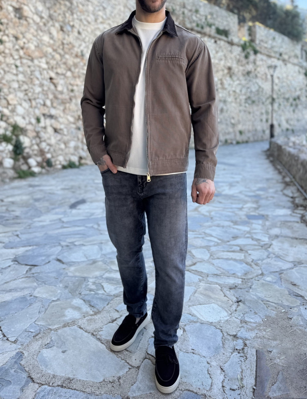 Ανδρικό jacket με γιακά σε συνδυασμό και σε αντίθεση, κλείνει με φερμουάρ.