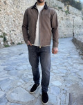 Ανδρικό jacket με γιακά σε συνδυασμό και σε αντίθεση, κλείνει με φερμουάρ.
