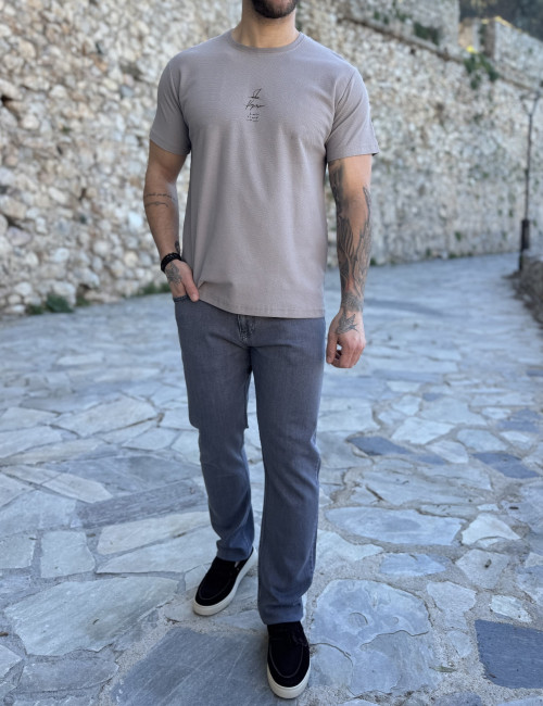 Ανδρική γκρι κοντομάνικη μπλούζα με ανάγλυφο ύφασμα και τύπωμα στο στήθος 252822G