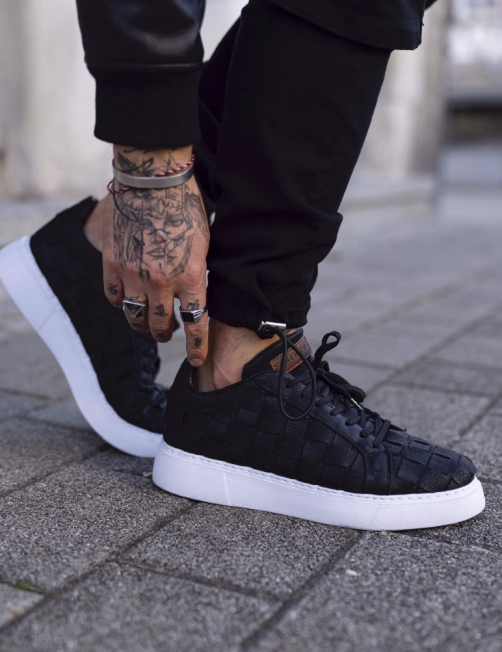 Ανδρικά μονόχρωμα casual sneakers καπιτονέ κατασκευασμένα από οργανική δερματίνη άριστης ποιότητας.