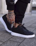 Ανδρικά μονόχρωμα casual sneakers καπιτονέ κατασκευασμένα από οργανική δερματίνη άριστης ποιότητας.