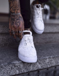 Ανδρικά μονόχρωμα casual sneakers καπιτονέ κατασκευασμένα από οργανική δερματίνη άριστης ποιότητας.