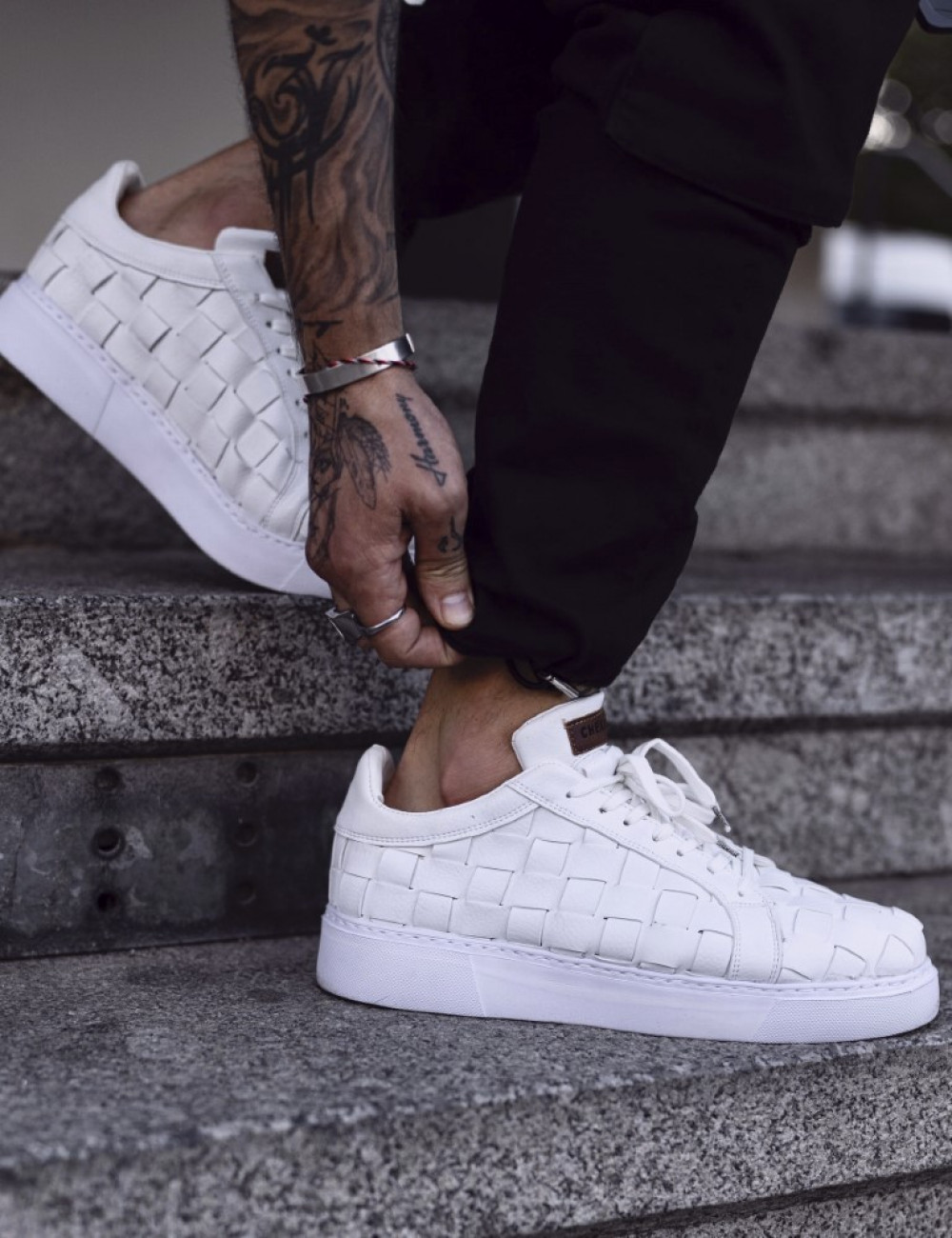 Ανδρικά μονόχρωμα casual sneakers καπιτονέ κατασκευασμένα από οργανική δερματίνη άριστης ποιότητας.