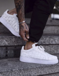Ανδρικά μονόχρωμα casual sneakers καπιτονέ κατασκευασμένα από οργανική δερματίνη άριστης ποιότητας.