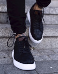 Ανδρικά μονόχρωμα casual sneakers καπιτονέ κατασκευασμένα από οργανική δερματίνη άριστης ποιότητας.