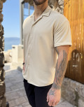 Ανδρικό κοντομάνικο πουκάμισο γκοφρέ σε oversized γραμμή.