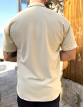 Ανδρικό κοντομάνικο πουκάμισο γκοφρέ σε oversized γραμμή.