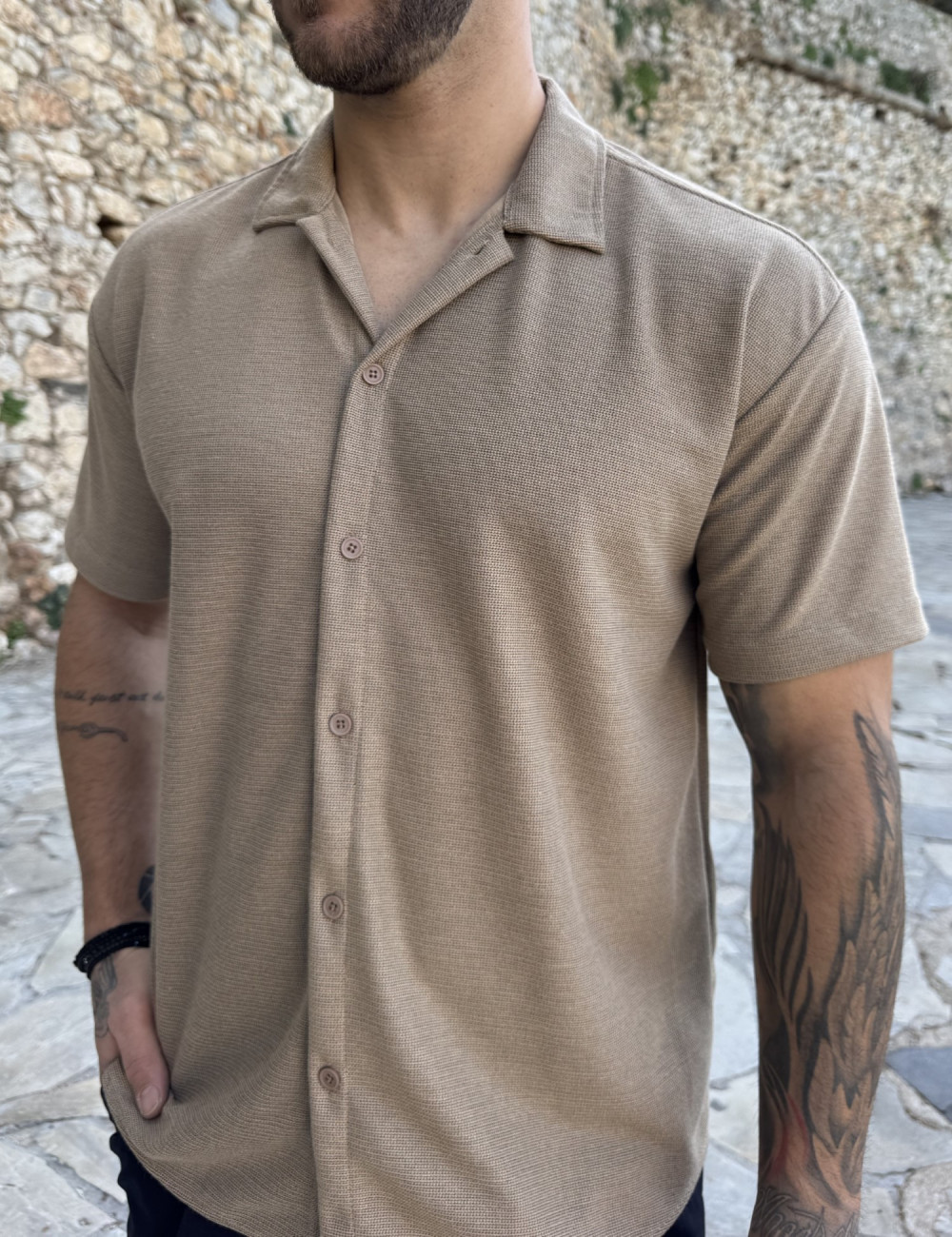 Ανδρικό κοντομάνικο πουκάμισο σε oversized γραμμή.