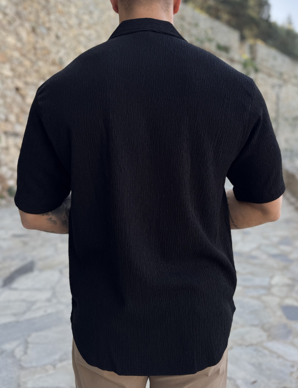 Ανδρικό κοντομάνικο πουκάμισο  με ρεβέρ στο μανίκι.