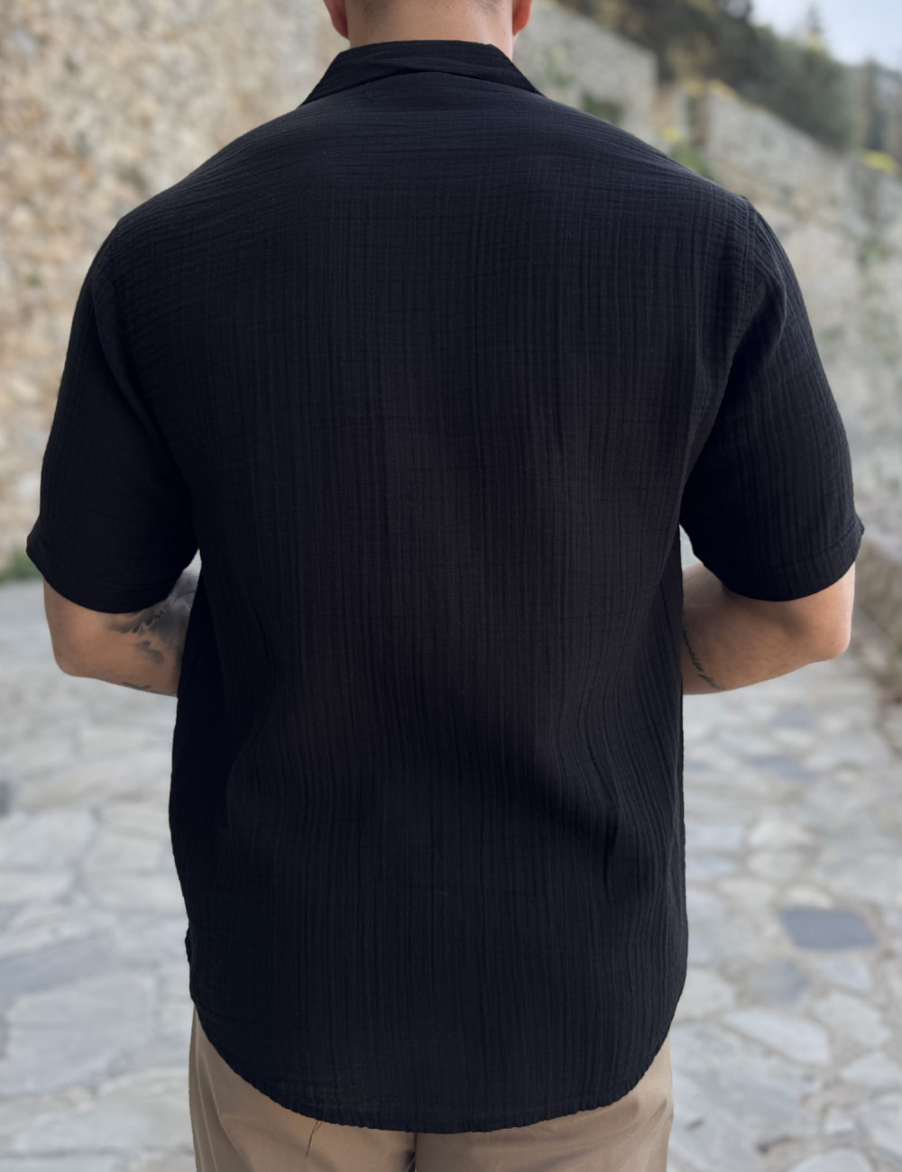 Ανδρικό κοντομάνικο πουκάμισο  με ρεβέρ στο μανίκι.