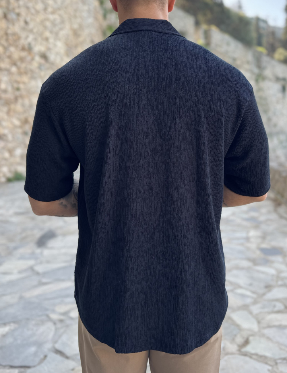 Ανδρικό κοντομάνικο πουκάμισο  με ρεβέρ στο μανίκι.
