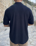 Ανδρικό κοντομάνικο πουκάμισο  με ρεβέρ στο μανίκι.