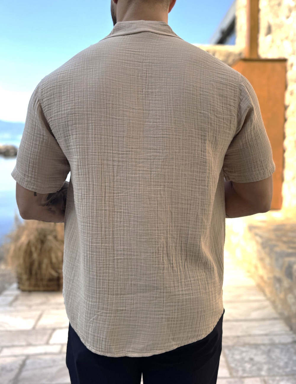 Ανδρικό κοντομάνικο πουκάμισο  με ρεβέρ στο μανίκι.