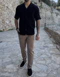 Ανδρικό κοντομάνικο πουκάμισο  με ρεβέρ στο μανίκι.
