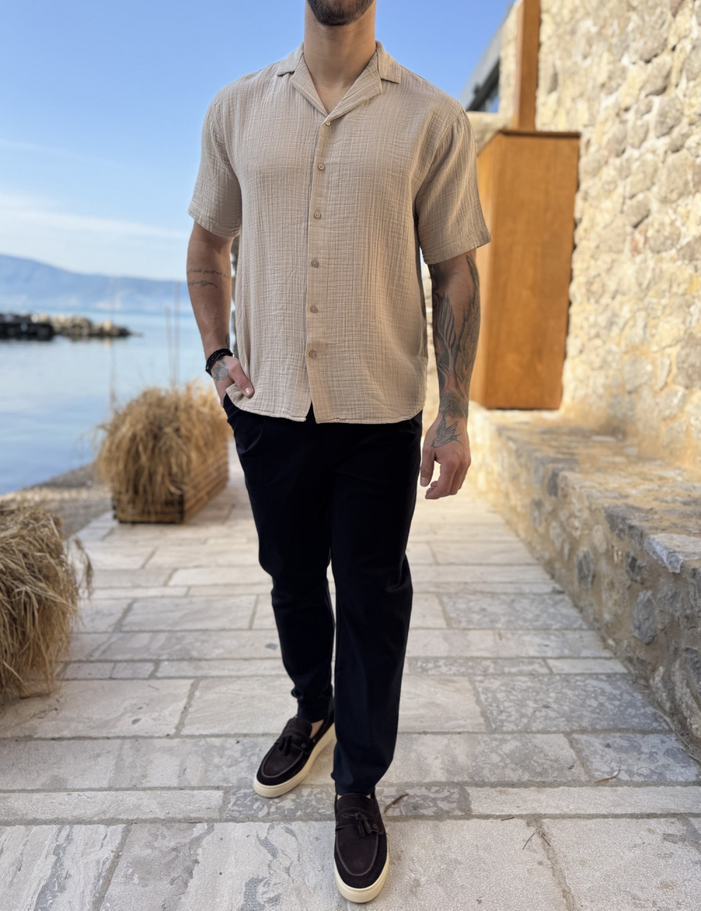 Ανδρικό κοντομάνικο πουκάμισο  με ρεβέρ στο μανίκι.