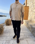 Ανδρικό κοντομάνικο πουκάμισο  με ρεβέρ στο μανίκι.